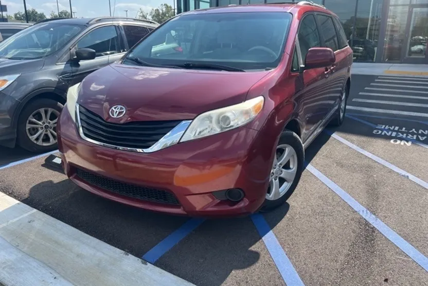 2014 Toyota Sienna L photo 1