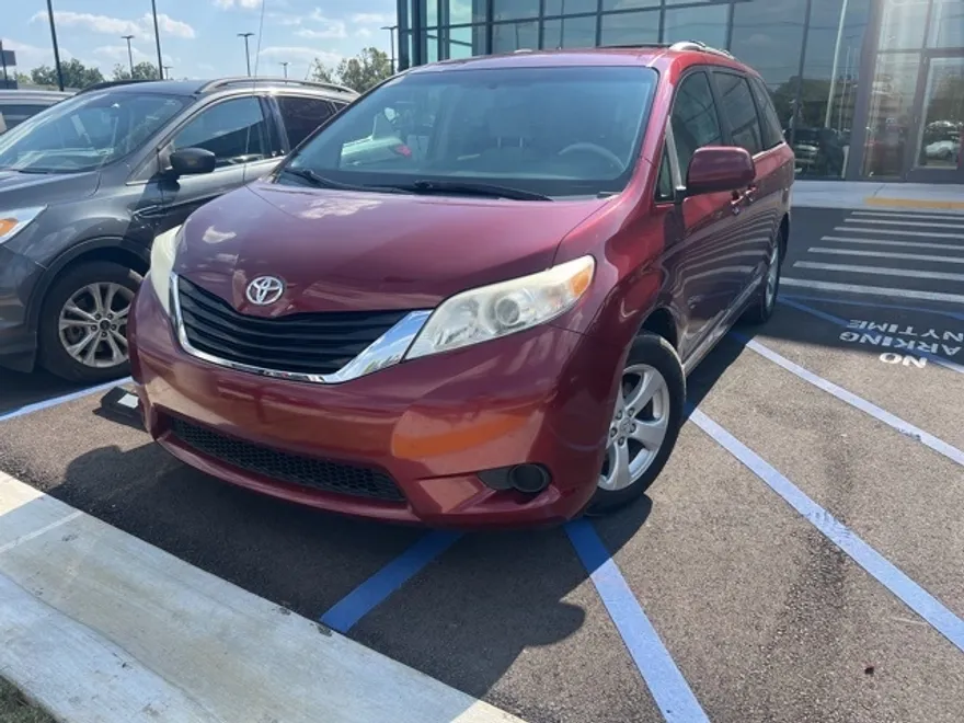 2014 Toyota Sienna L photo 1