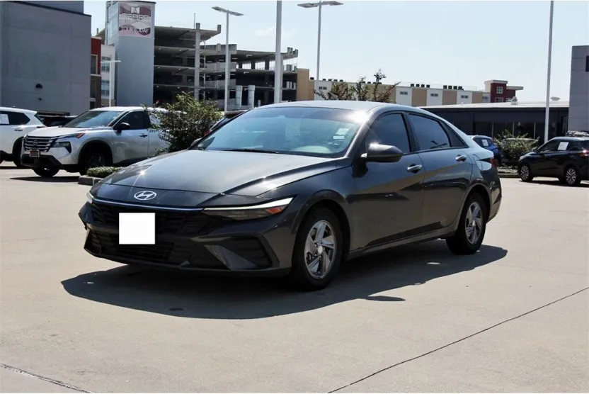 2024 Hyundai Elantra SE photo 1