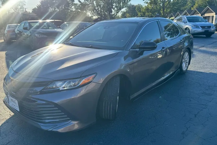 2019 Toyota Camry XLE photo 1