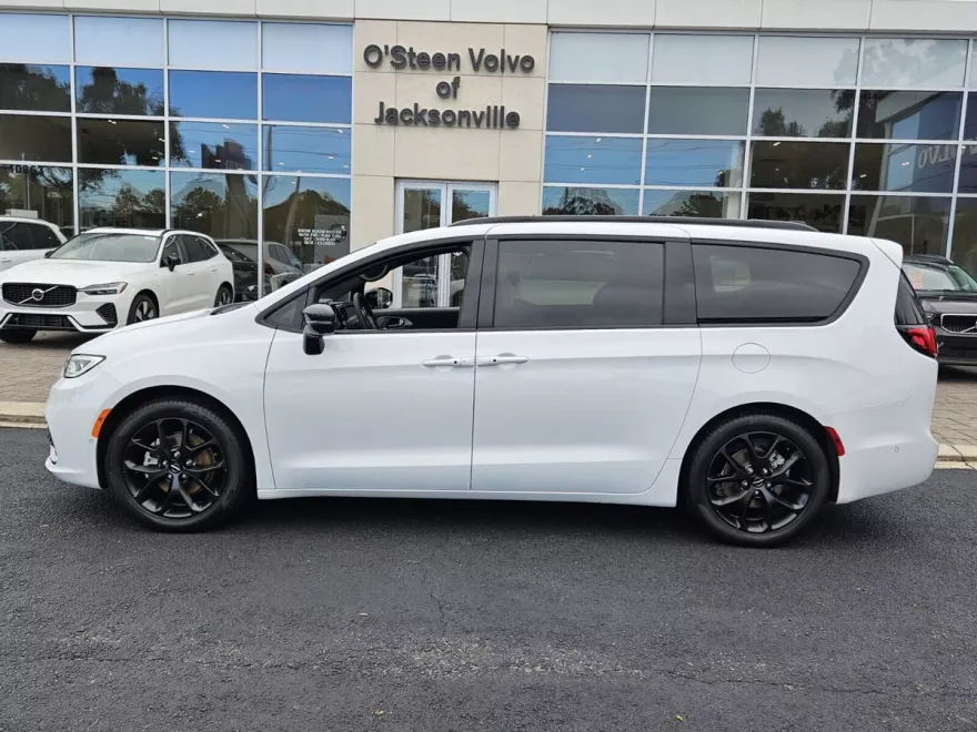 2024 Chrysler Pacifica Limited photo 1