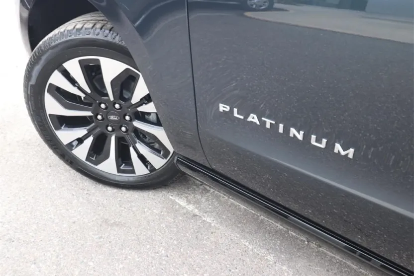 2025 Ford Expedition Platinum photo 1