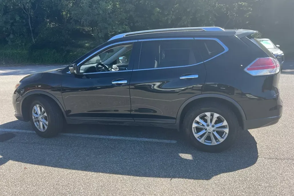 2015 Nissan Rogue SV photo 1
