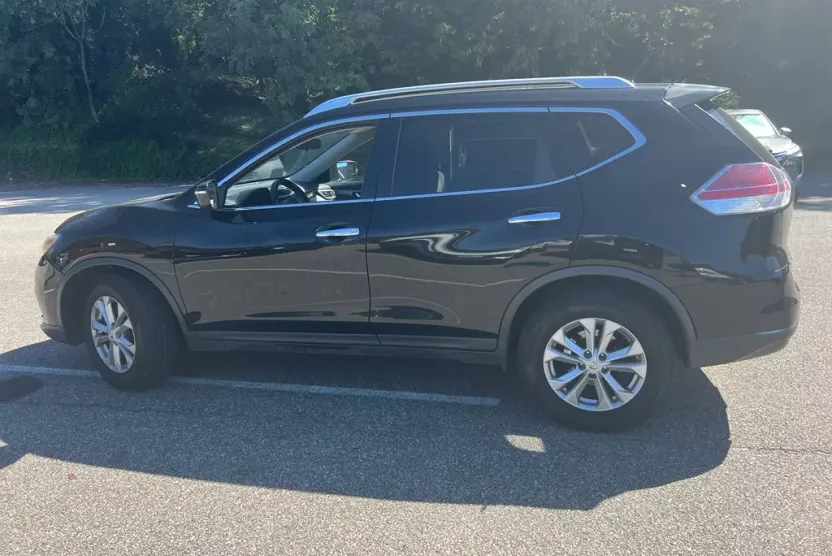 2015 Nissan Rogue SV photo 1