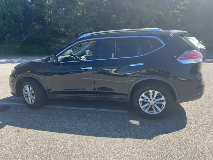 2015 Nissan Rogue SV photo 1