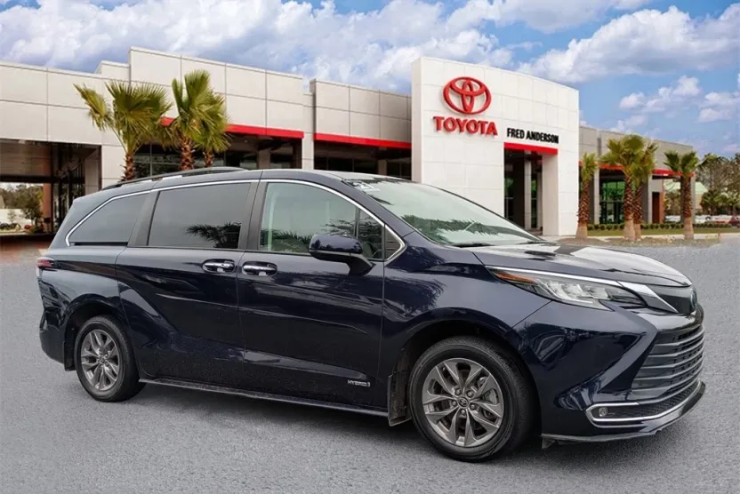 2021 Toyota Sienna XLE photo 1