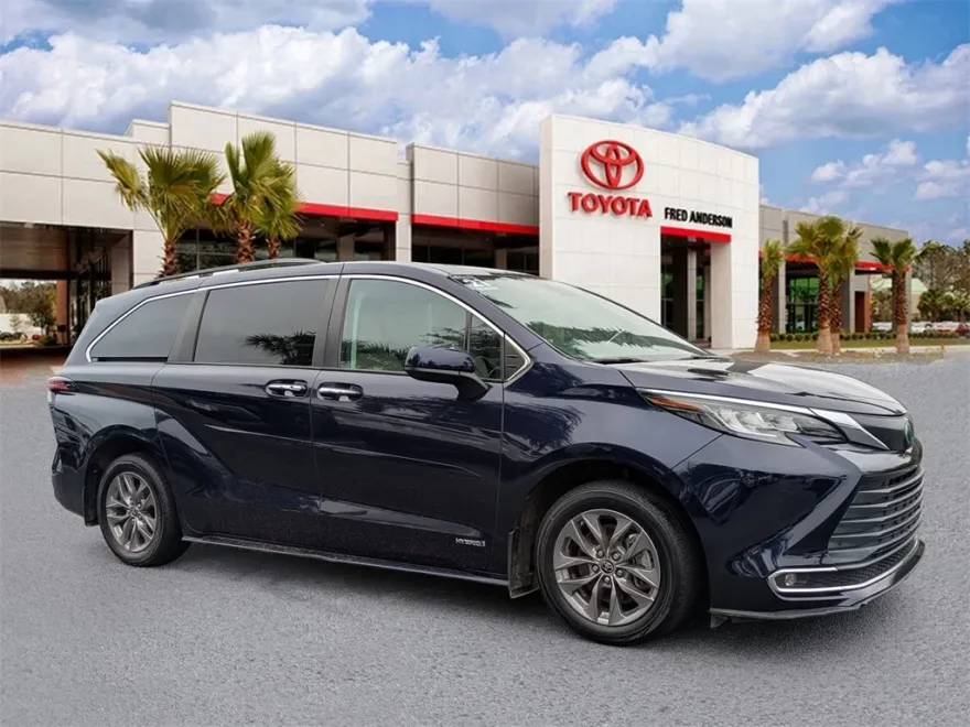 2021 Toyota Sienna XLE photo 1