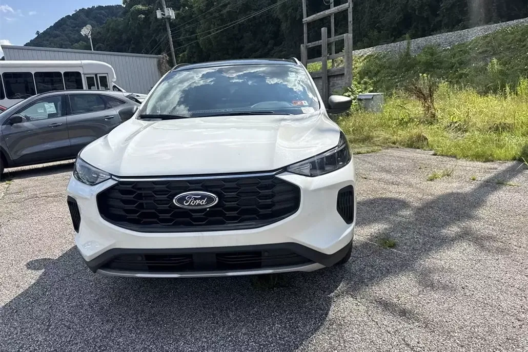 2025 Ford Escape ST-Line photo 1