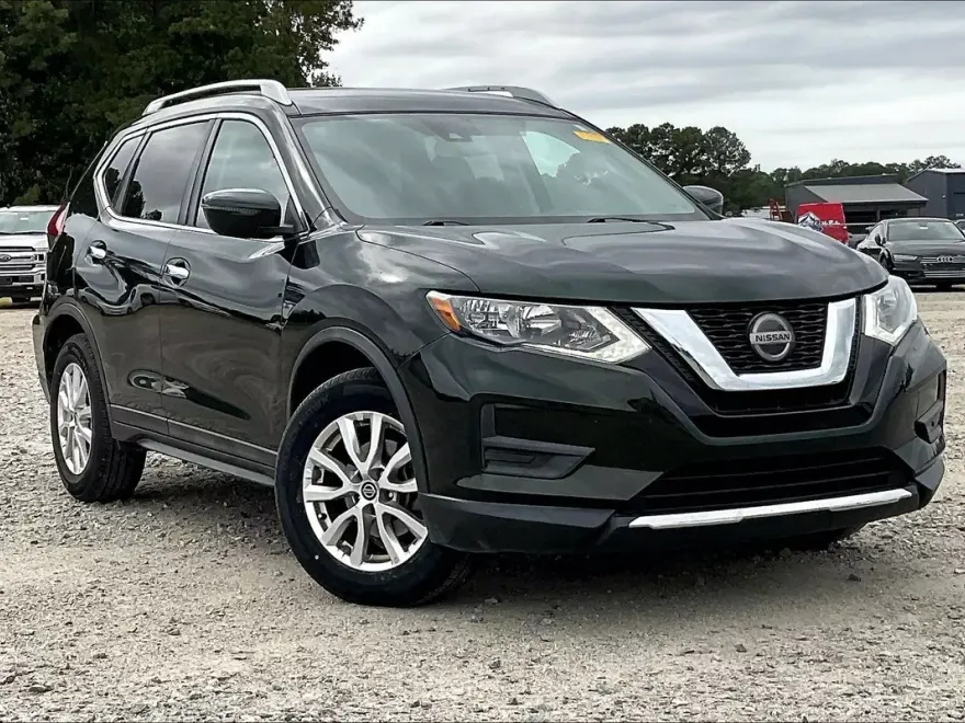 2020 Nissan Rogue SV photo 1