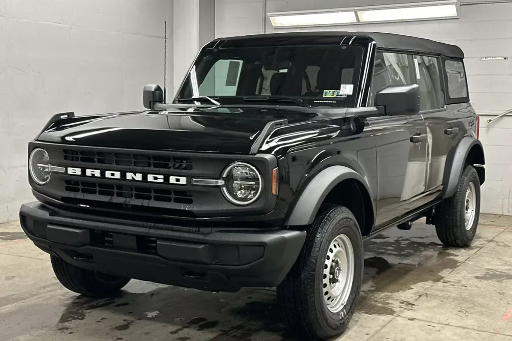 2025 Ford Bronco Base photo 1