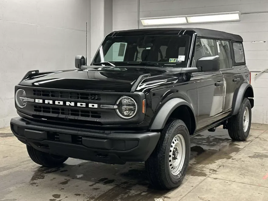 2025 Ford Bronco Base photo 1