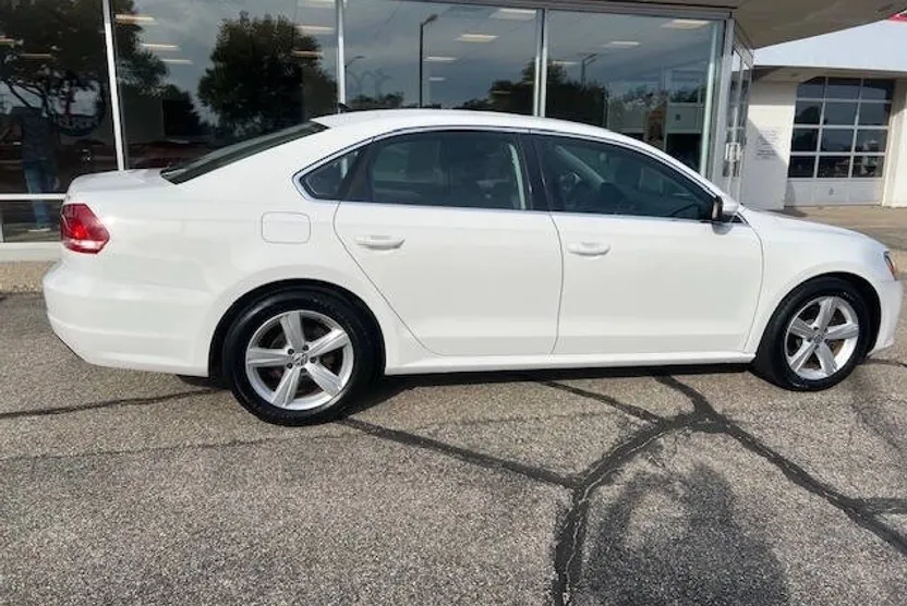 2013 Volkswagen Passat SE photo 1