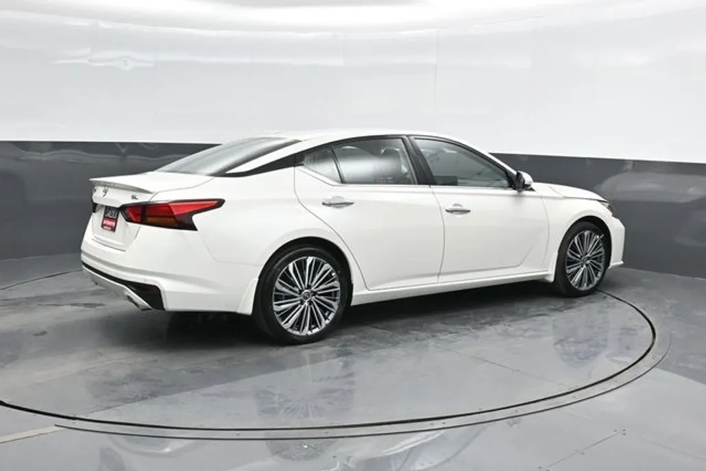 2025 Nissan Altima SL photo 1