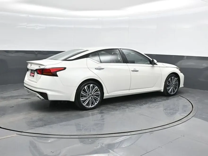 2025 Nissan Altima SL photo 1