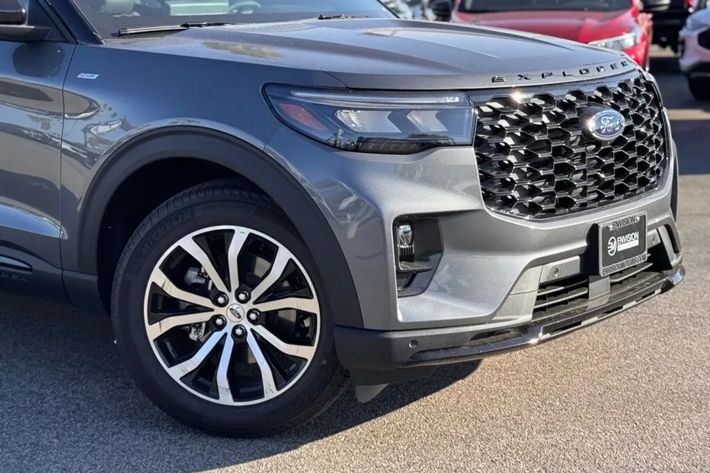 2025 Ford Explorer ST-Line photo 1