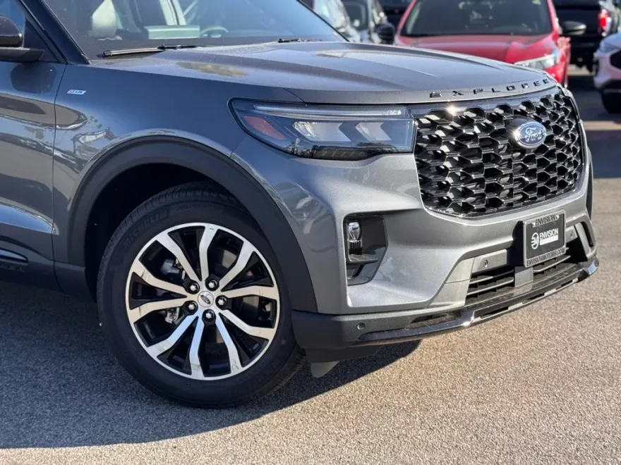 2025 Ford Explorer ST-Line photo 1