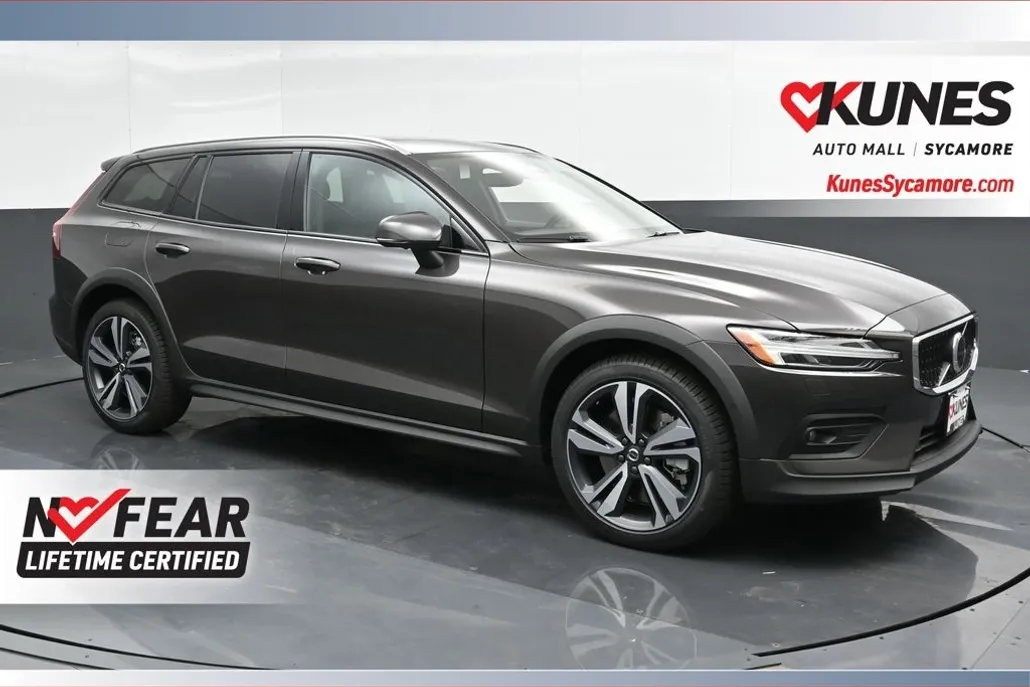 2025 Volvo V60 Cross Country B5 Plus photo 1