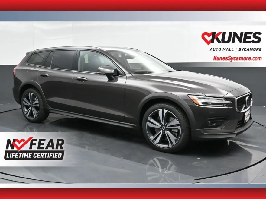 2025 Volvo V60 Cross Country B5 Plus photo 1