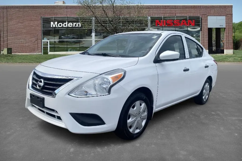 2017 Nissan Versa Sedan Plus photo 1