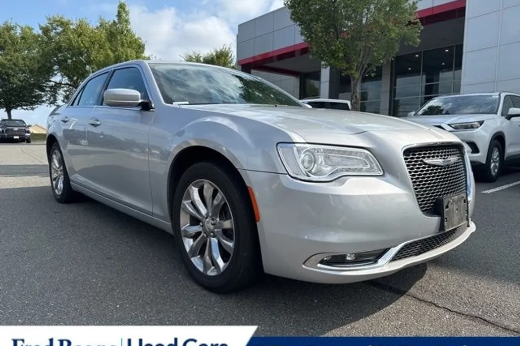 2020 Chrysler 300 Touring photo 1