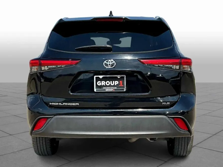 2023 Toyota Highlander XLE photo 1
