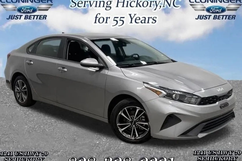 2023 Kia Forte LXS photo 1