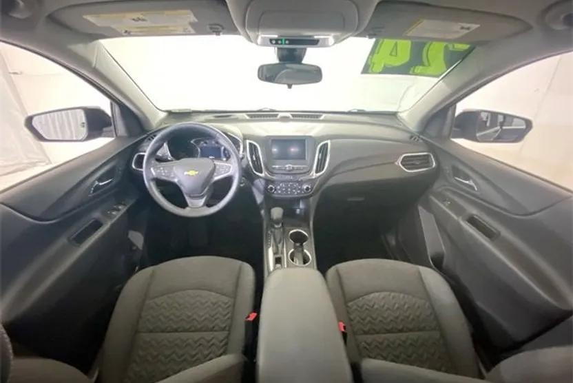 2024 Chevrolet Equinox LT photo 1