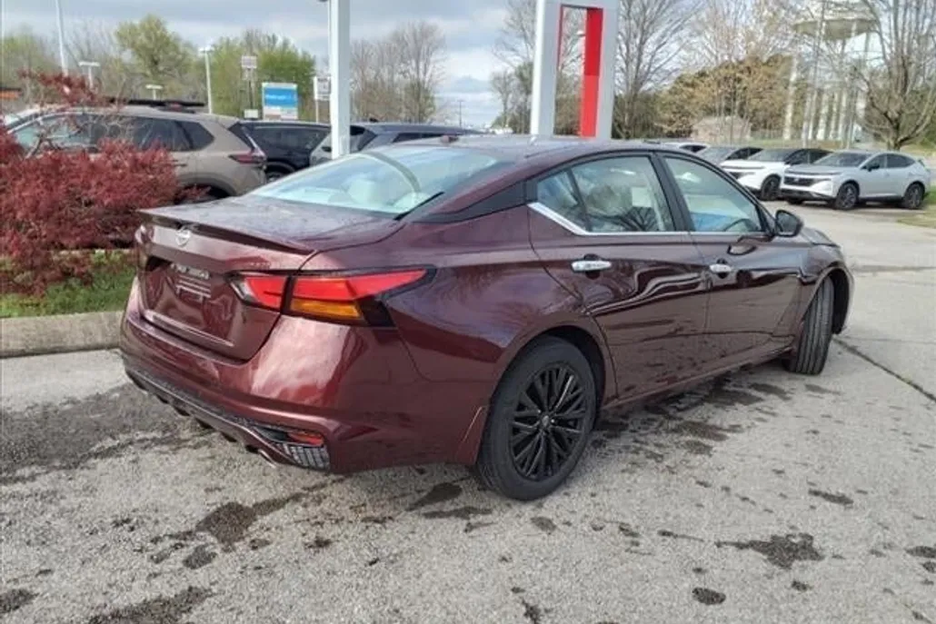 2025 Nissan Altima SV photo 1