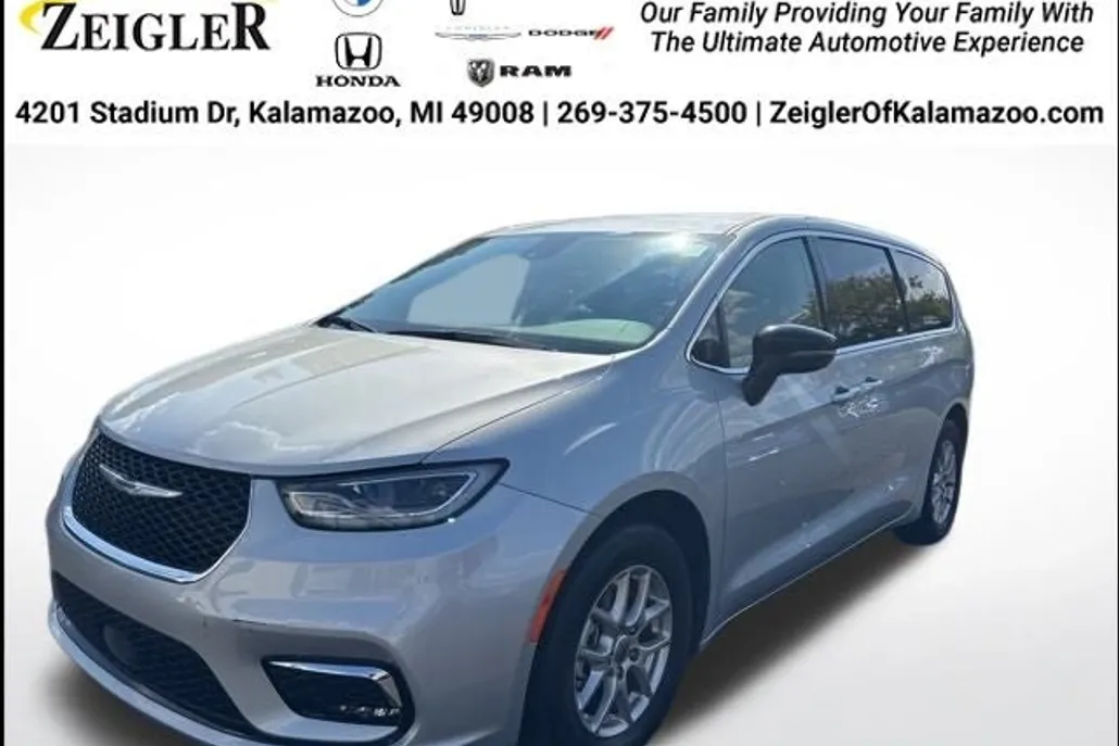 2024 Chrysler Pacifica Touring L photo 1