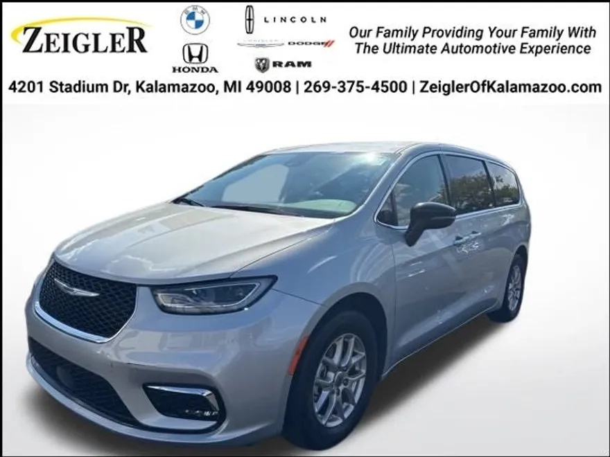 2024 Chrysler Pacifica Touring L photo 1