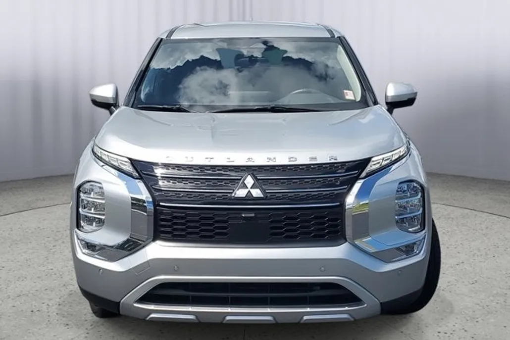 2024 Mitsubishi Outlander SE photo 1