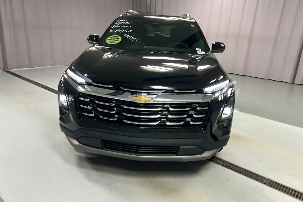 2025 Chevrolet Equinox LT photo 1