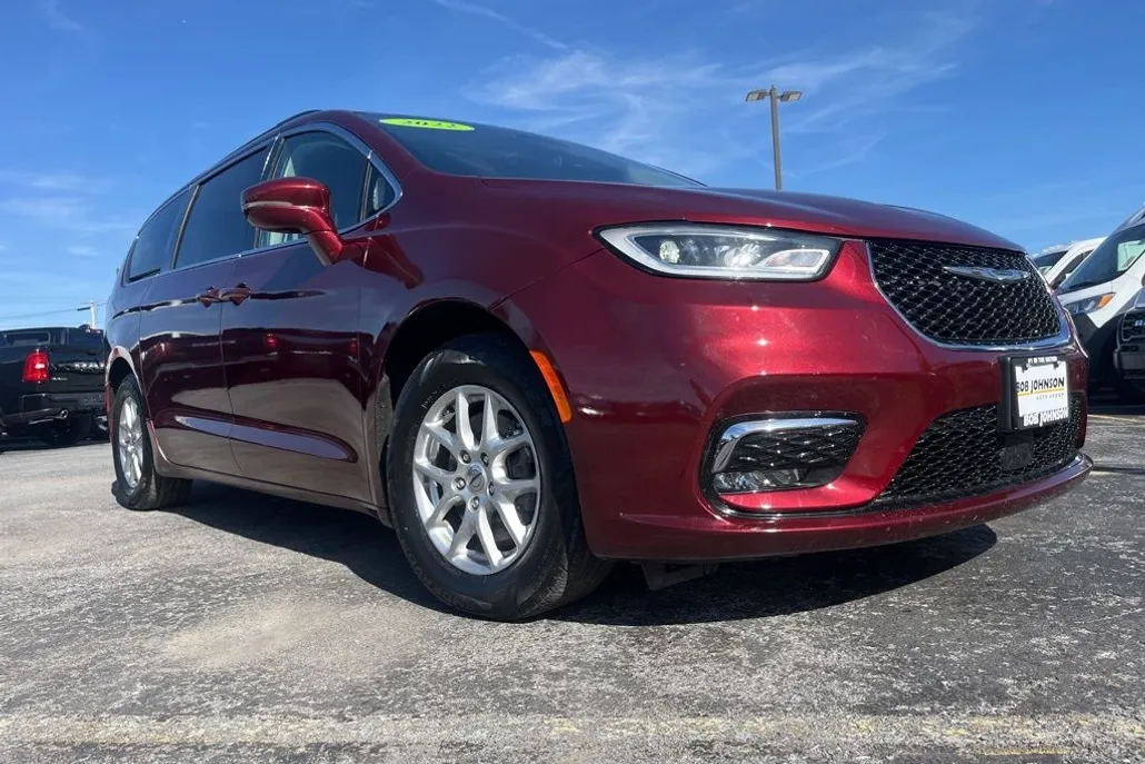 2022 Chrysler Pacifica Touring L photo 1