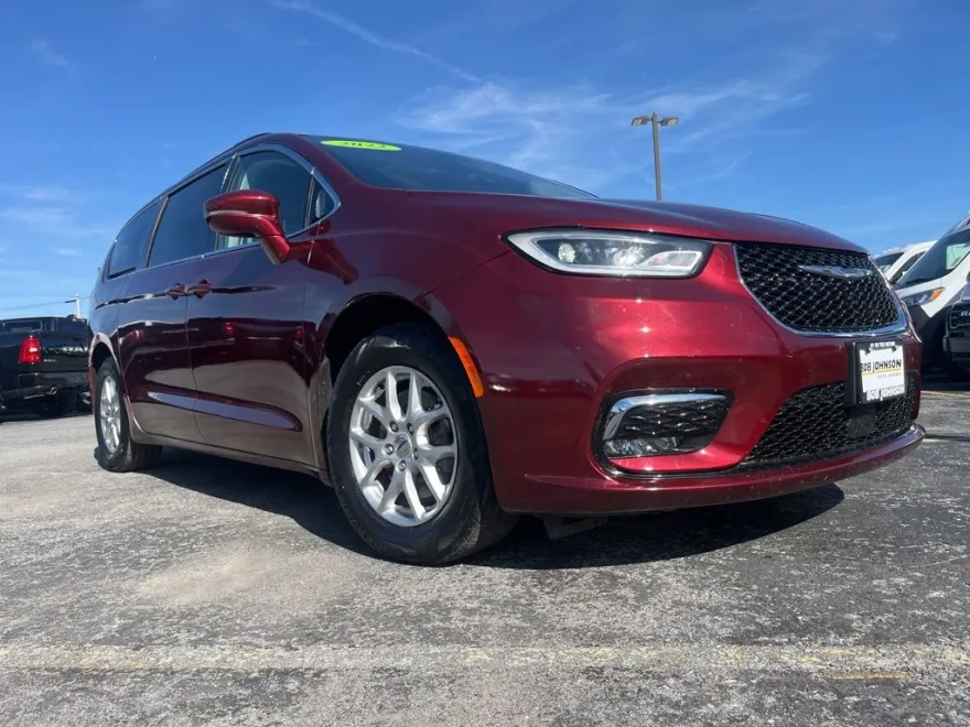 2022 Chrysler Pacifica Touring L photo 1