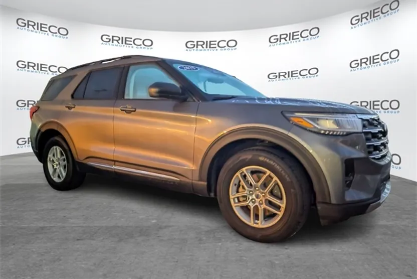 2025 Ford Explorer photo 1