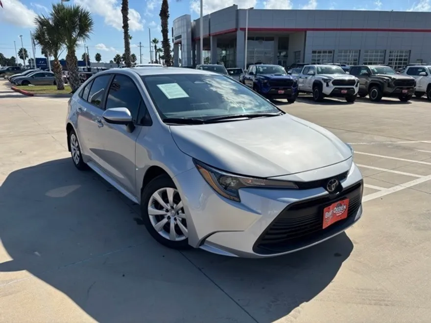 2025 Toyota Corolla LE photo 1