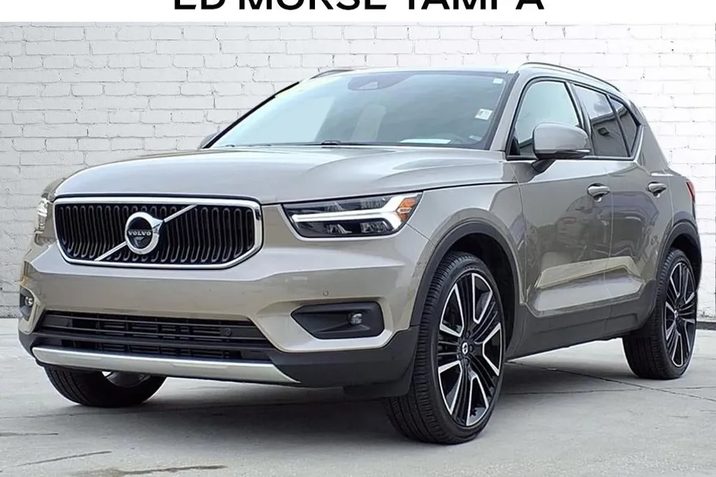 2022 Volvo XC40 Momentum photo 1