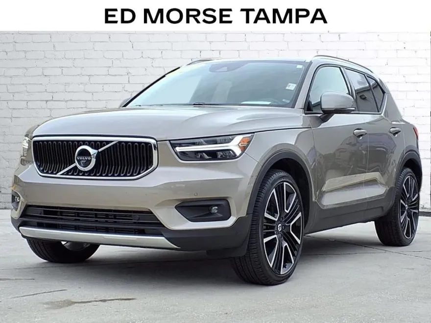 2022 Volvo XC40 Momentum photo 1