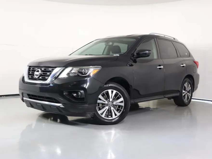 2017 Nissan Pathfinder SV photo 1