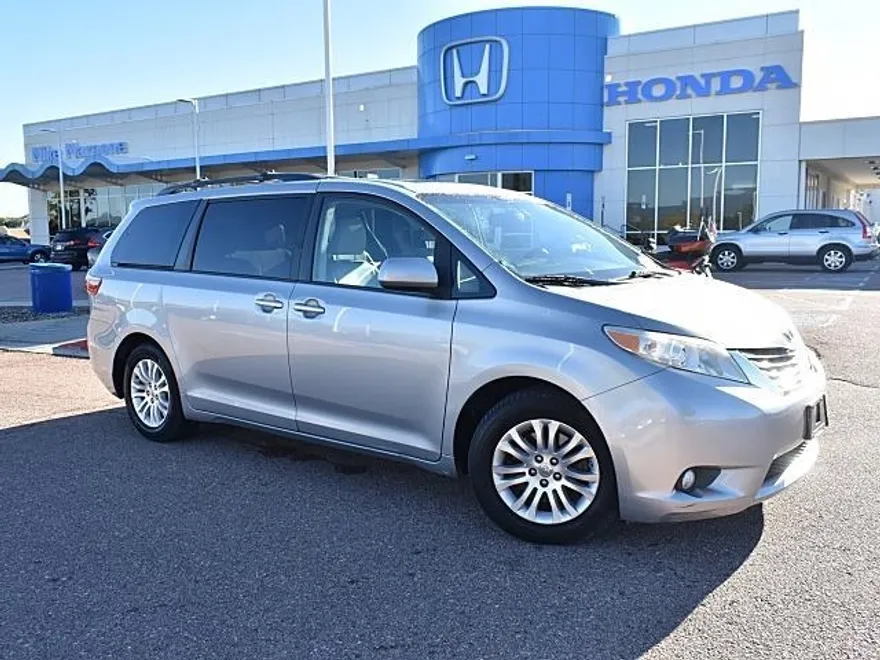 2015 Toyota Sienna Limited Premium photo 1