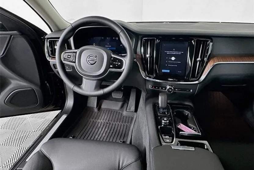 2024 Volvo S60 Recharge T8 Plus photo 1