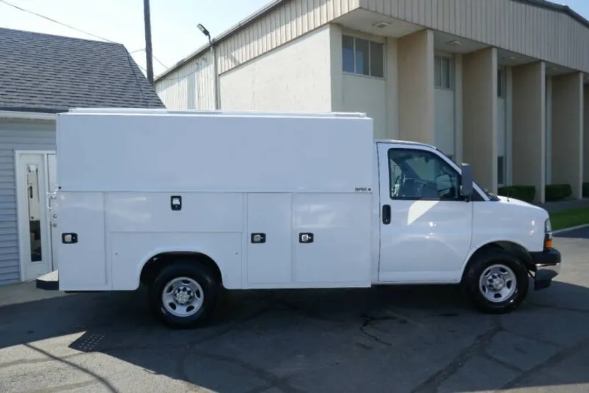 2018 Chevrolet Express 3500 Cutaway photo 1