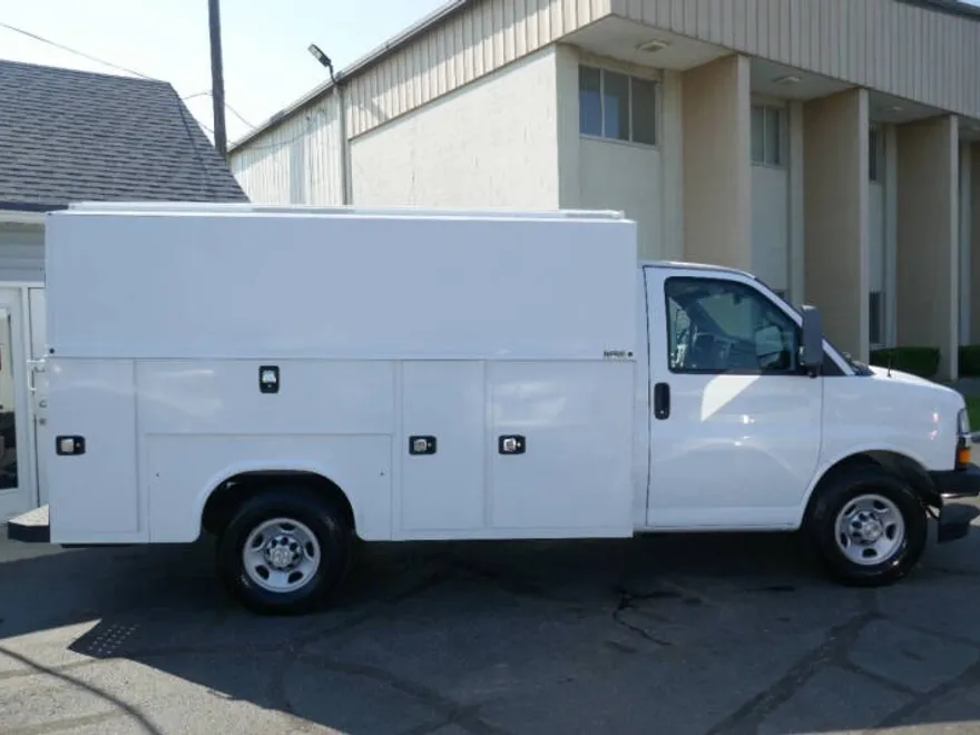 2018 Chevrolet Express 3500 Cutaway photo 1