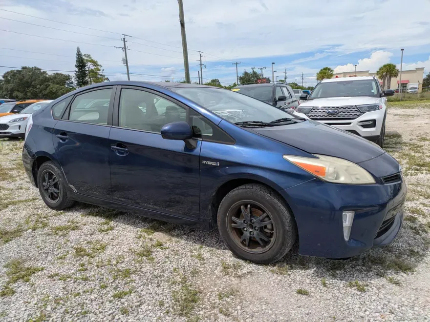 2013 Toyota Prius Three photo 1