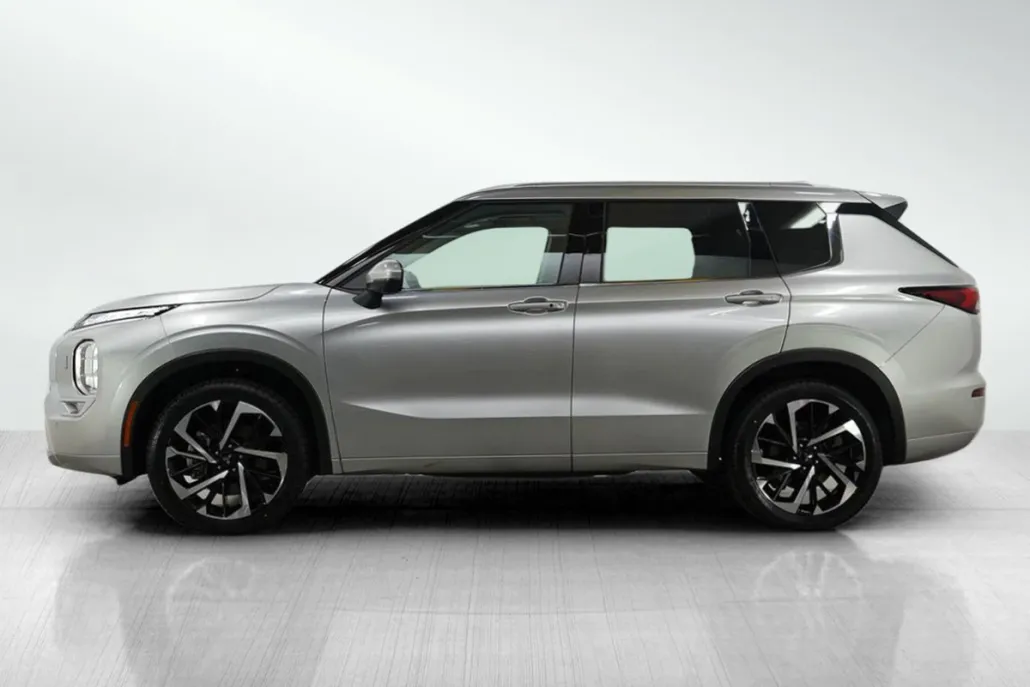 2024 Mitsubishi Outlander SEL photo 1