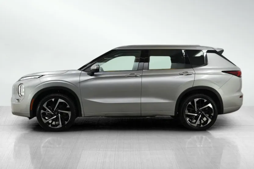2024 Mitsubishi Outlander SEL photo 1