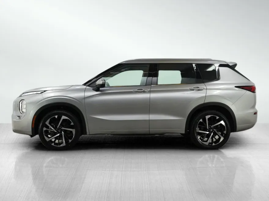 2024 Mitsubishi Outlander SEL photo 1