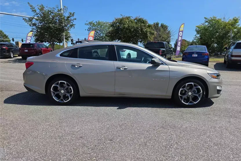2024 Chevrolet Malibu 1LT photo 1