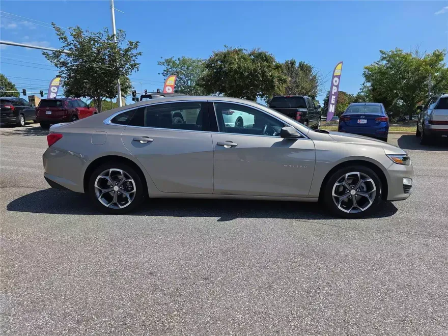2024 Chevrolet Malibu 1LT photo 1
