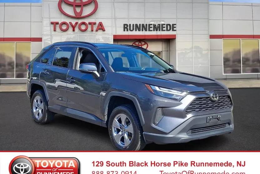 2023 Toyota RAV4 XLE photo 1